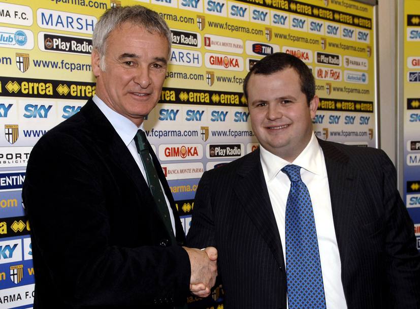 Febbraio 2007. Stretta di mano con il presidente del Parma Tommaso Ghirardi durante la presentazione della squadra (Ap)